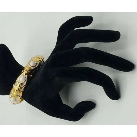 Jose & Maria Barrera Sculpted Hammered White Glass Stone Bangle Bracelet - Picture 4 of 10